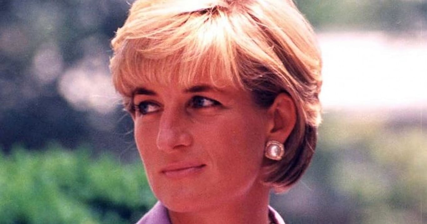 Princezna Diana nenosila vlasy nakrátko dobrovolně. Královna totiž pukala zlostí při myšlence, že by ji měla zastínit