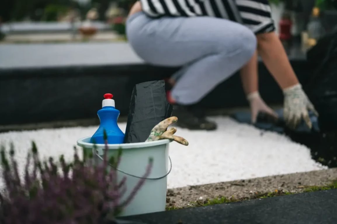 Tyto věci nesmíte nechat vedle hrobu. Hrozí vám pokuta 50 000 Kč