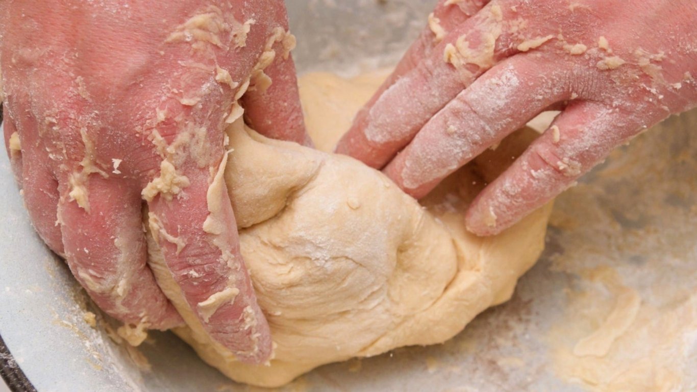 Kamarádka pekařka mi ukázala, proč se mi kynuté těsto nikdy nepovedlo. Chybu, kterou jsem dělala, opakuje většina Čechů