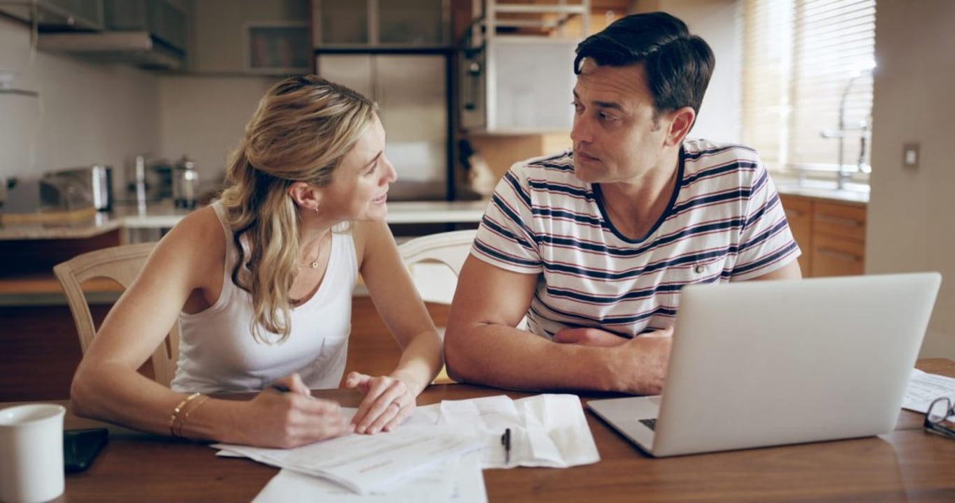 Češi si nepohlídali tyhle dokumenty a banka jim bez varování zrušila účet a hypotéku. Neděláte stejnou chybu?