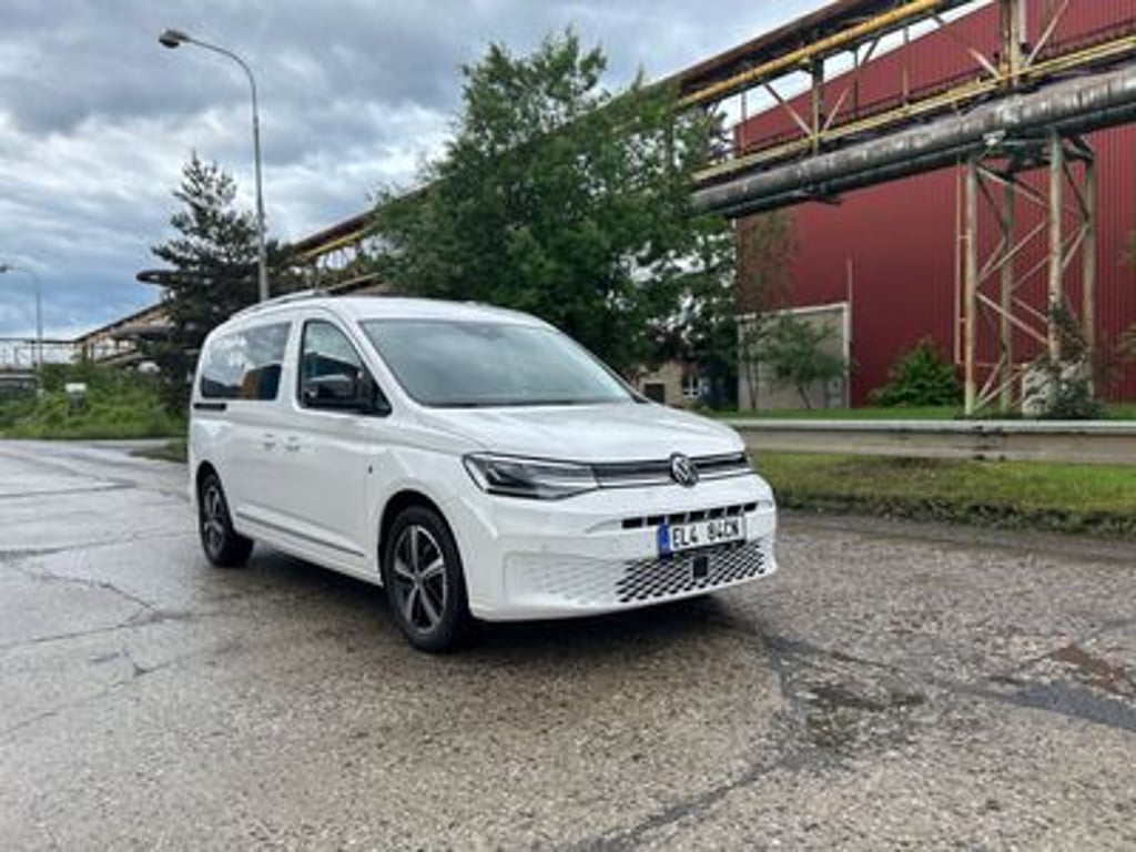 Vyčaruje prostor a umí jezdit (skoro) zadarmo. Proč chtít Volkswagen Caddy do zásuvky