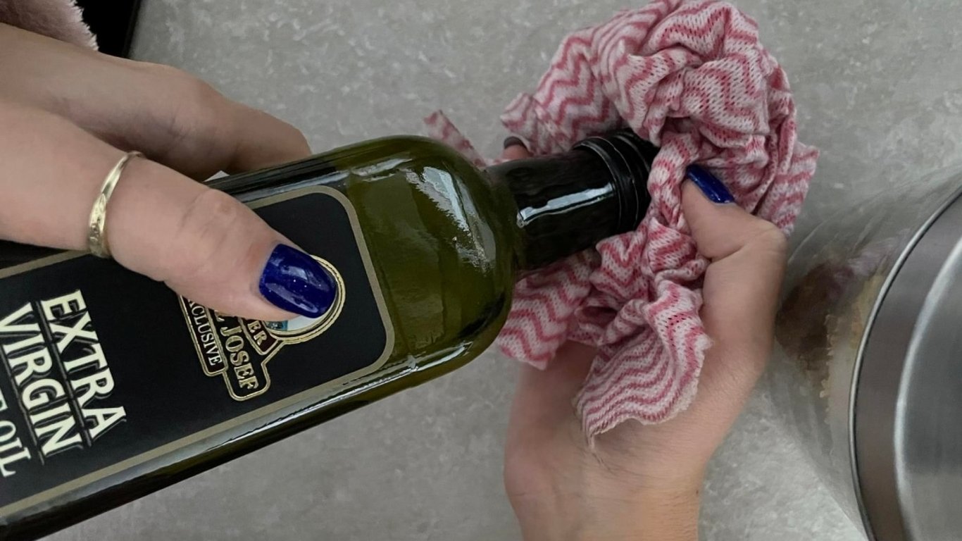 Olivový olej používám nejen na vaření, ale i na gauč a nábytek. Jeho využití v domácnosti je nenahraditelné