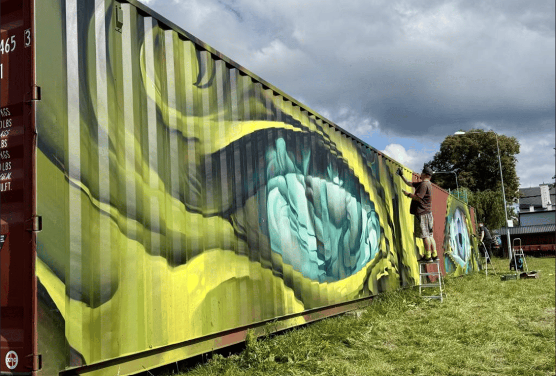 Street art ozdobil v Chrastavě nevzhledné hasičské kontejnery, město ušetřilo