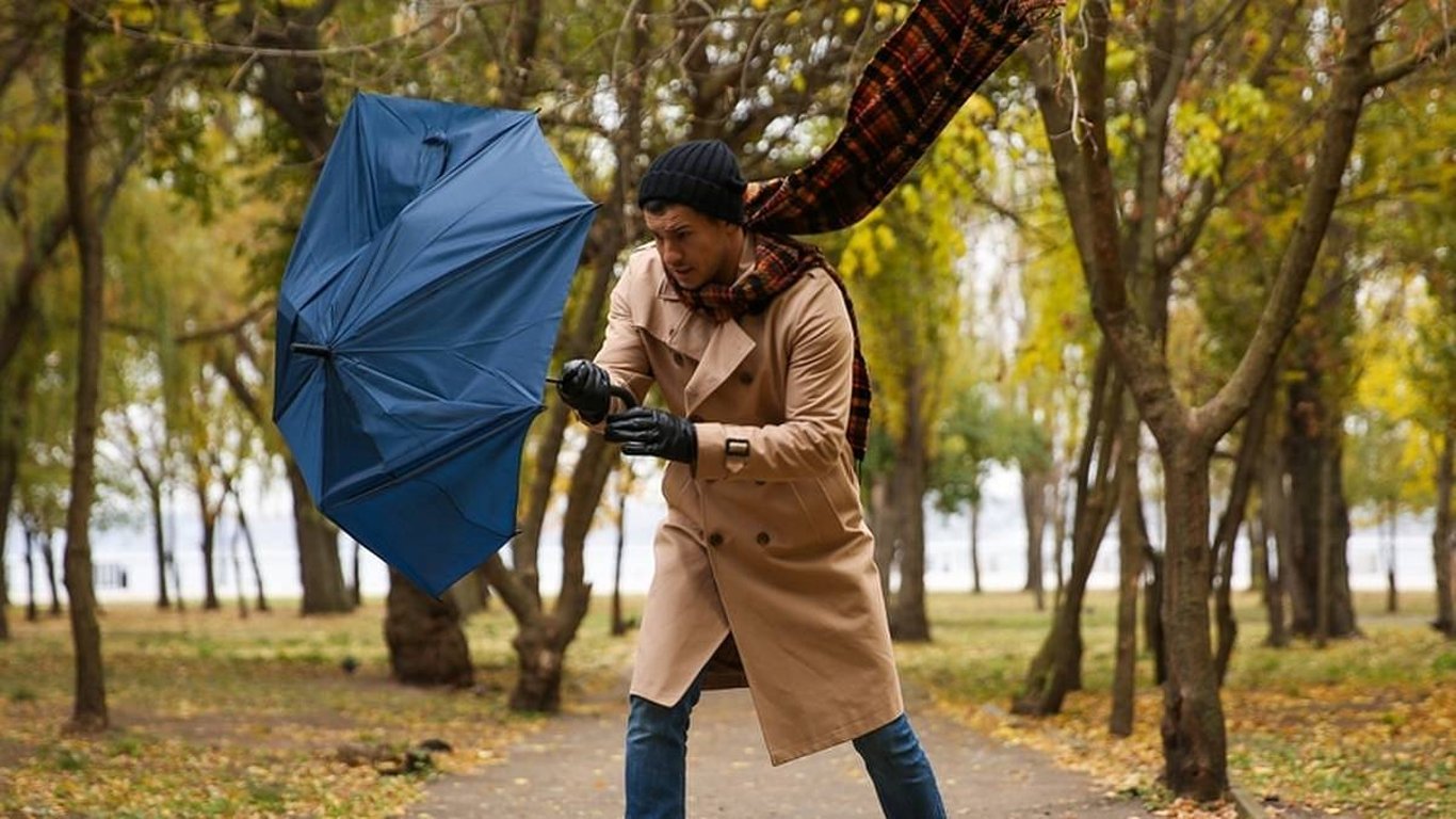 Čeká nás větrný víkend, u Evropy se srazí 2 hurikány