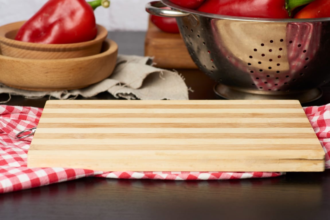 Češi ve velkém používají tahle kuchyňská prkénka. Vůbec přitom netuší, že jsou obřím zdrojem bakterií