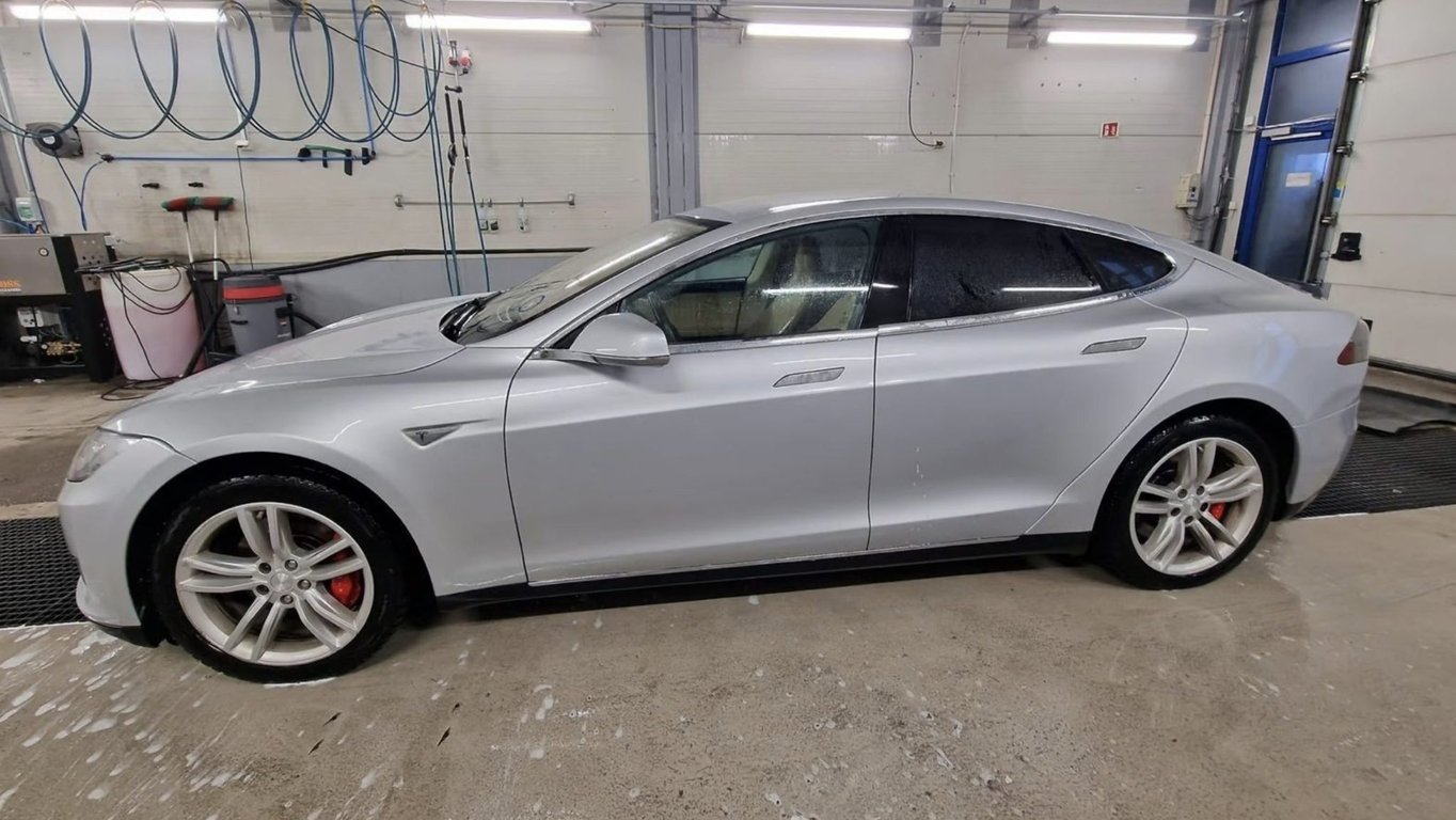 Zavolal jsem na inzerát nejlevnější Tesly na světě. Prodejce ji dá „zadarmo“, ale elektromobil ani tak nikdo nechce