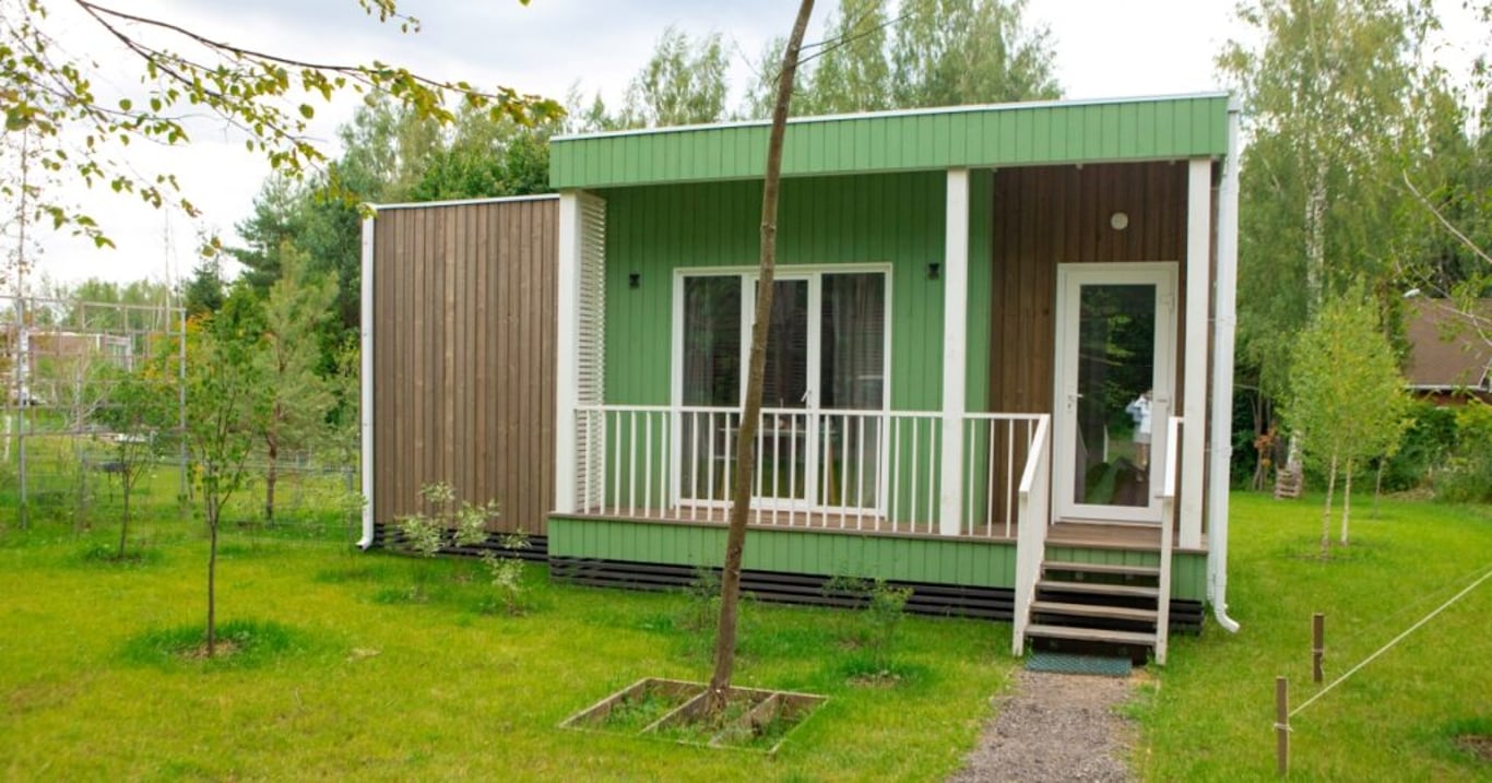Slavný moderátor svým rodičům postavil malý domek s terasou za pár korun