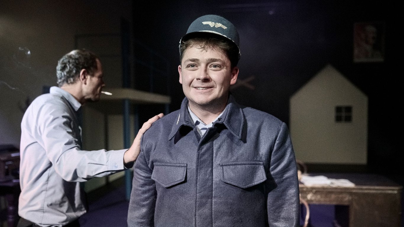 Ostře sledované vlaky na správné koleji. Na Palmovku se vrací Bohumil Hrabal