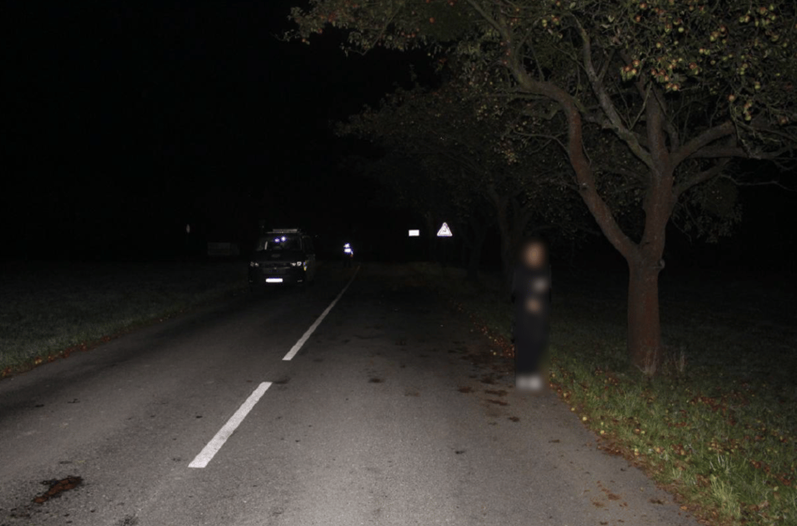 Červené auto srazilo u Tiché chodkyni. Policie hledá řidiče, který z místa ujel