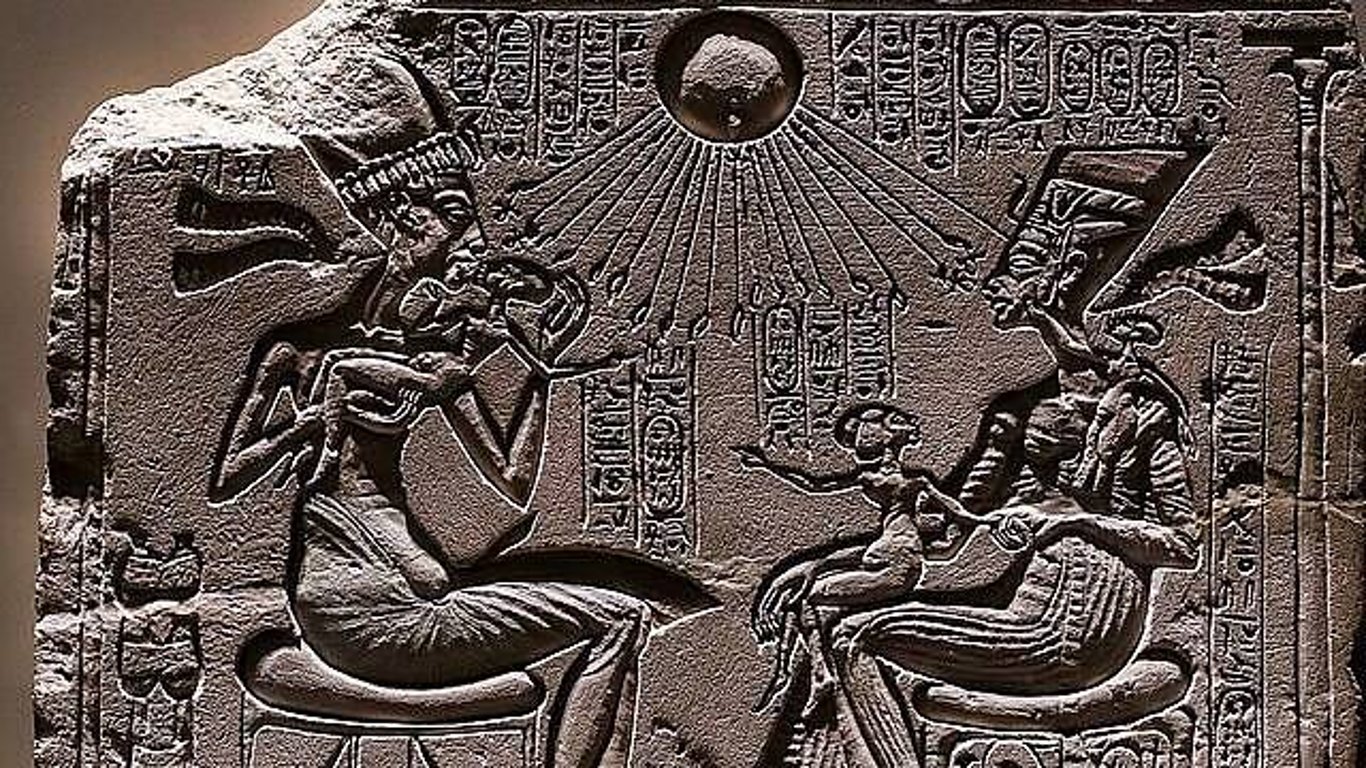 faraon Achnaton s Nefertiti a dcerami pod paprsky boha Atona