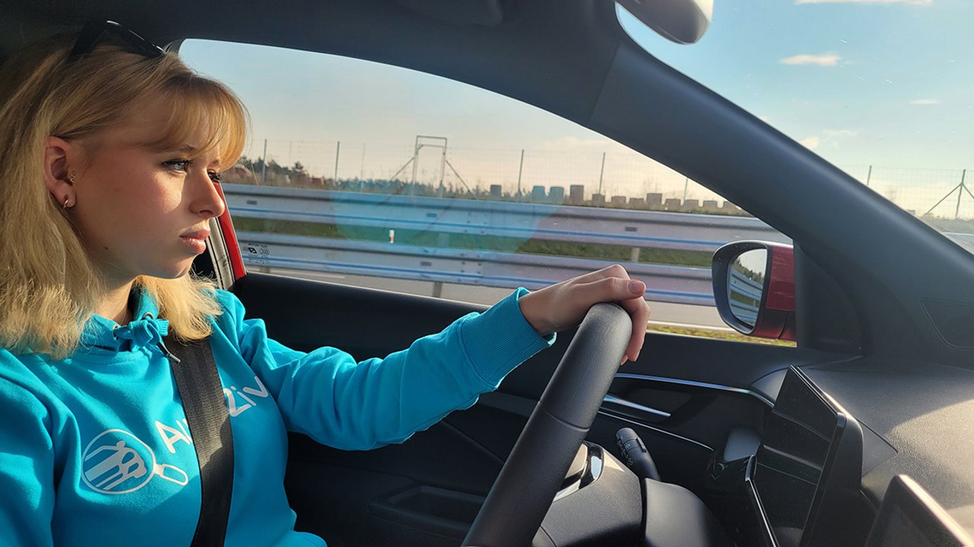 Mysleli jsme, že taková auta už neexistují. Nejlevnější konkurent Fabie přijel do Česka. Manuál a motor bez špetky elektrifikace