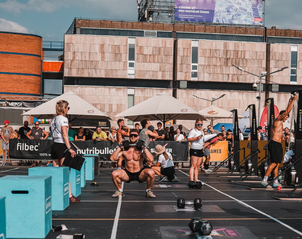 Na střeše IGY poměřili síly crossfiťáci z celé republiky. Vítězství obhájil Áron Lisý