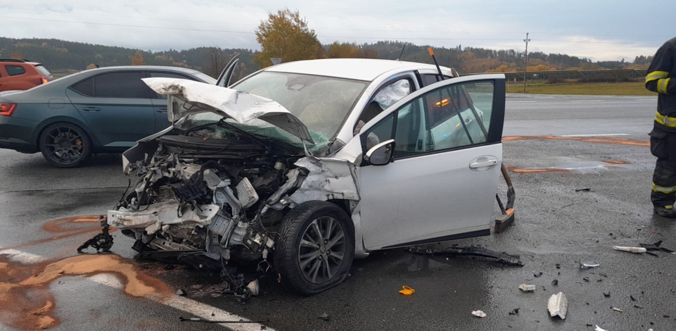 Tři zranění po hrozivém střetu náklaďáku a dvou osobáků