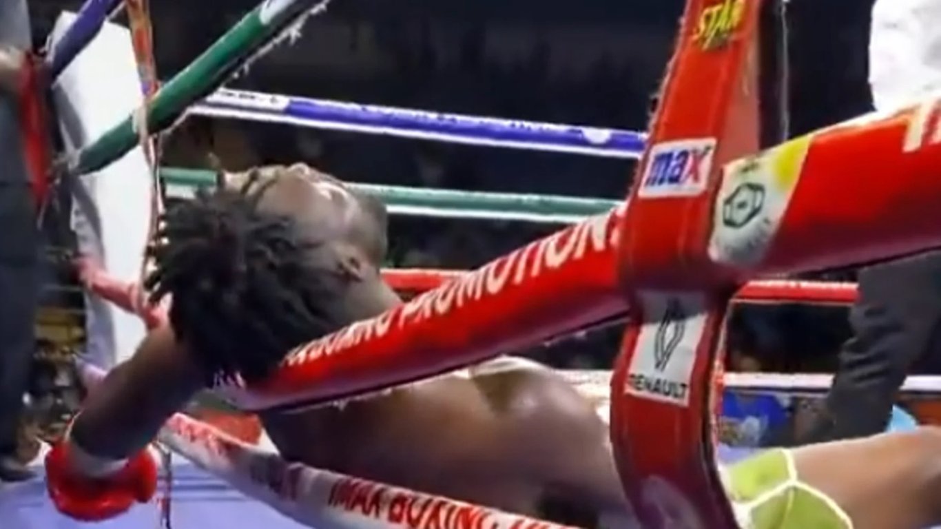 Nepěkné záběry z ringu. Boxer zkolaboval a po půlhodině zemřel