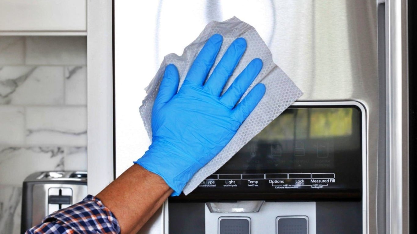 Hotelová uklízečka prozradila tajemství dokonale čistého nerezu. Stojí pár korun a funguje lépe než drahá chemie