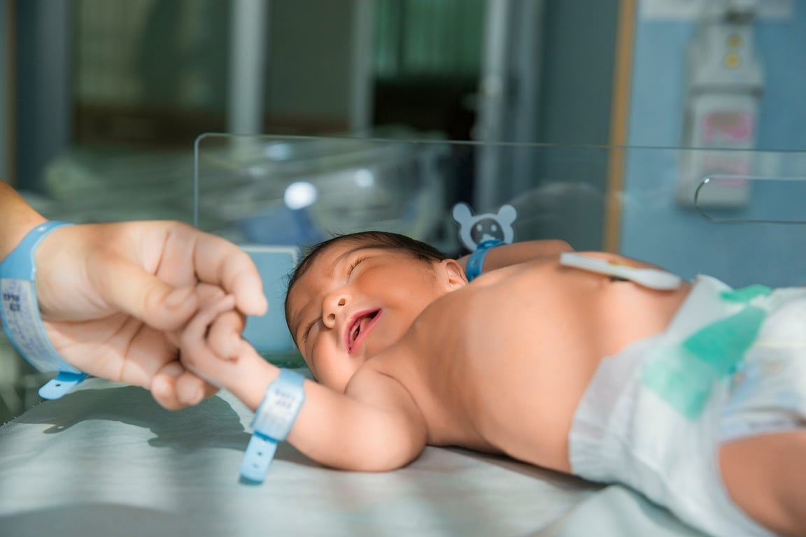 Všichni čekali to nejhorší a sál porodní oněměl. Po odpojení od přístrojů ale chlapeček dokázal nemožné