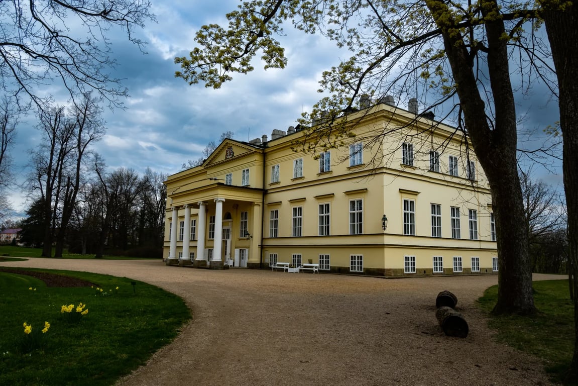 Stojí kousek od dálnice a turisté ho ignorují. Přitom je krásnější než slavné francouzské zámky.