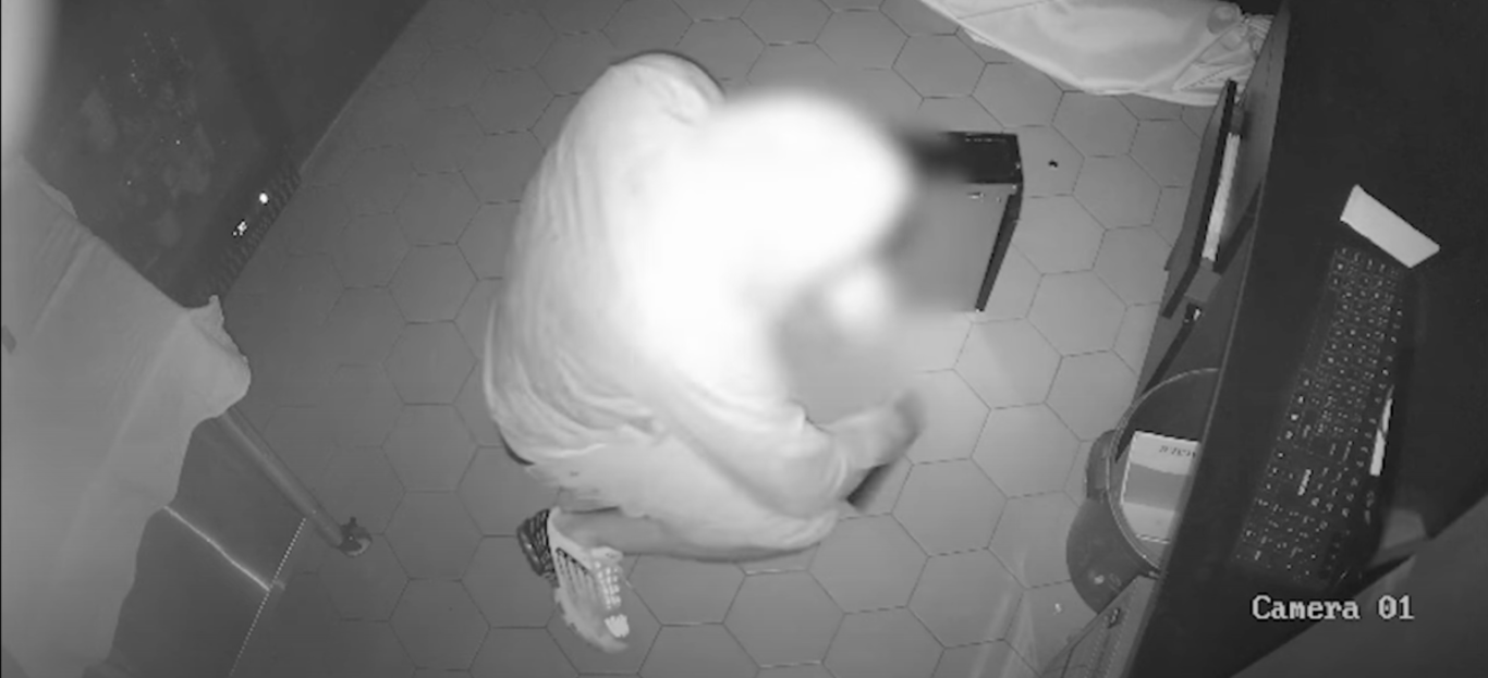 VIDEO: Dvojice se vloupala do restaurace v Brně. Nepomohla jim ani snaha zakrýt stopy