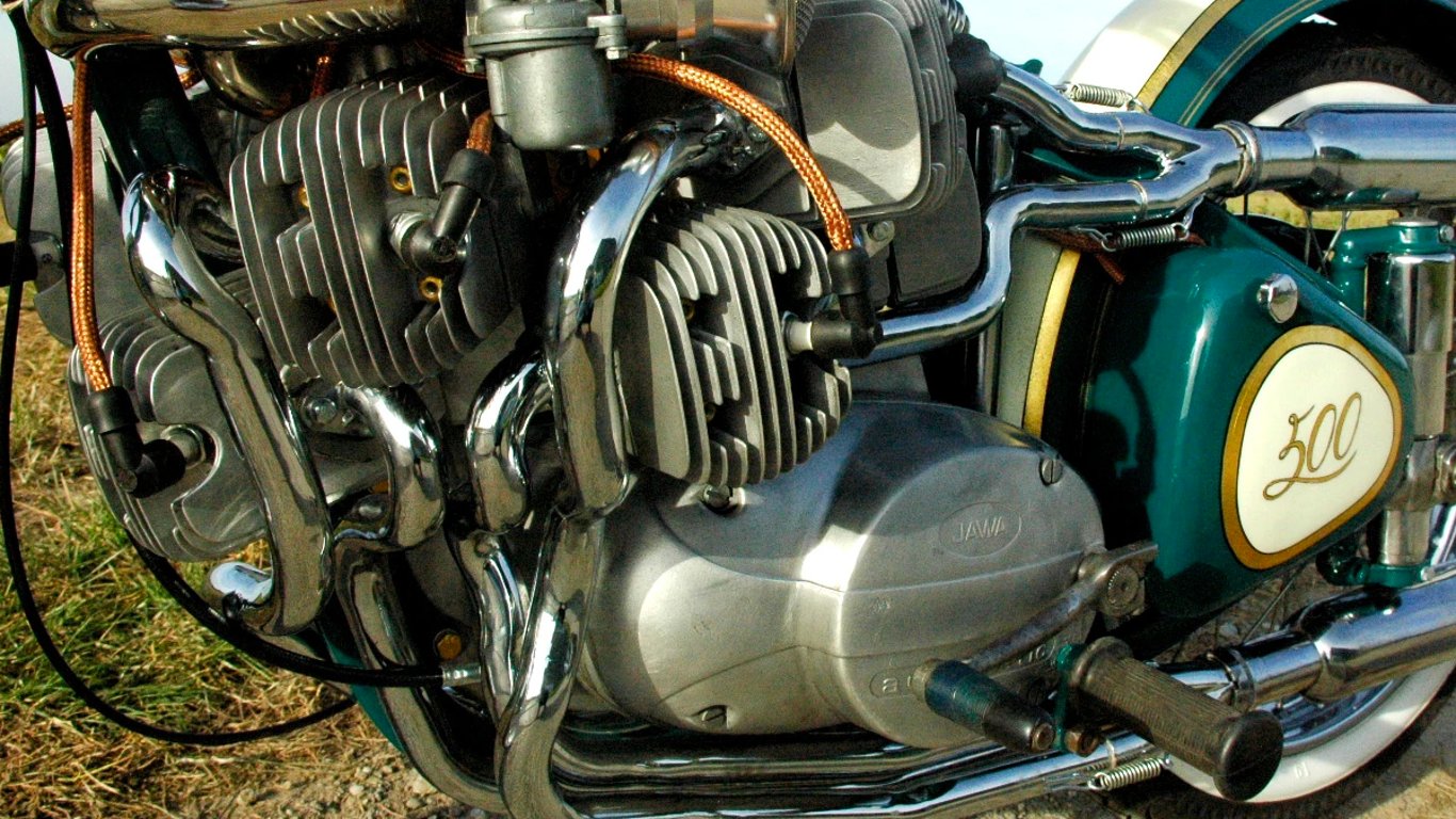 Kutil sestrojil Jawu Pérák s desetiválcovým motorem. Spotřeboval k tomu 10 Pionýrů, zlaté české ručičky. Zvuk? Hymnický