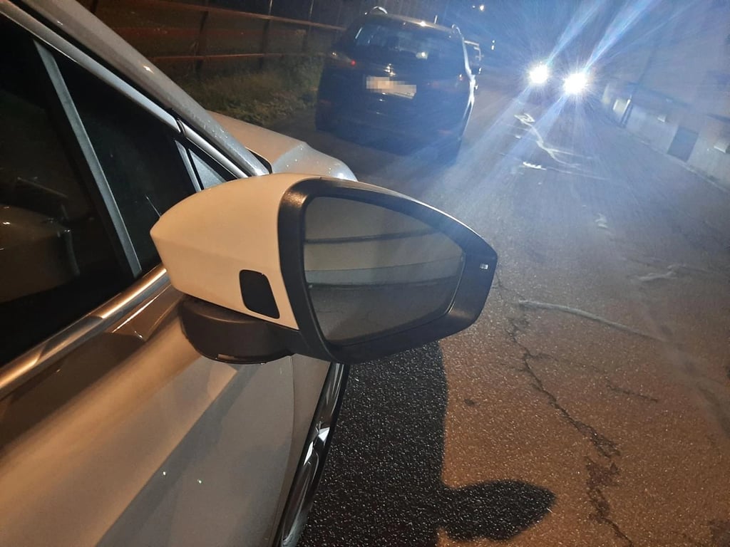 Neznámý pachatel na Rychnovsku poškodil zaparkovaná vozidla. Hrozí mu vězení