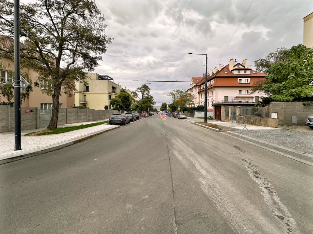 Opravu Peroutkovy stihli o dva měsíce dřív, doprava se tam vrátí příští týden
