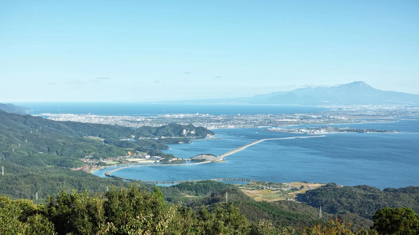 Pohled na jezero Nakaumi v Japonsku.