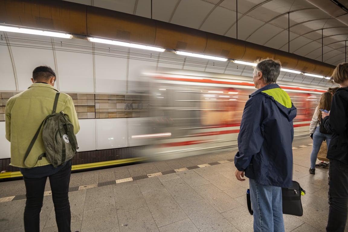 Ve stanici Palmovka skočila žena před metro, doprava mezi Florencí a Černý Mostem stojí