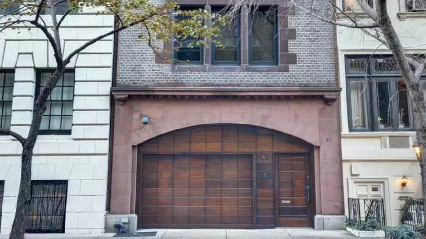 Na první pohled obyčejná garáž. Její majitel za ni chce 659 milionů korun. Až uvidíte interiér, pochopíte proč