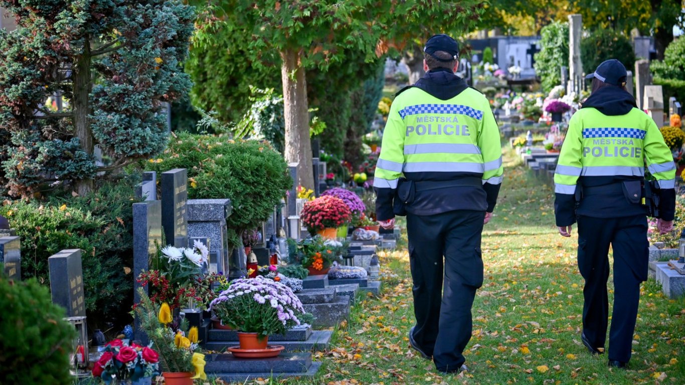 Dušičky v Hradci Králové? Víc hlídek u hřbitovů a kontrola parkování