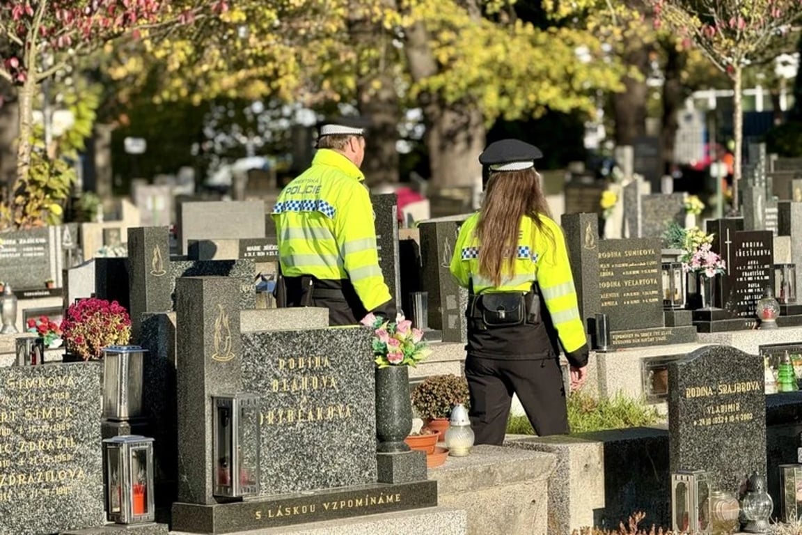 Ostravští strážníci hlídají hřbitovy kvůli Dušičkám