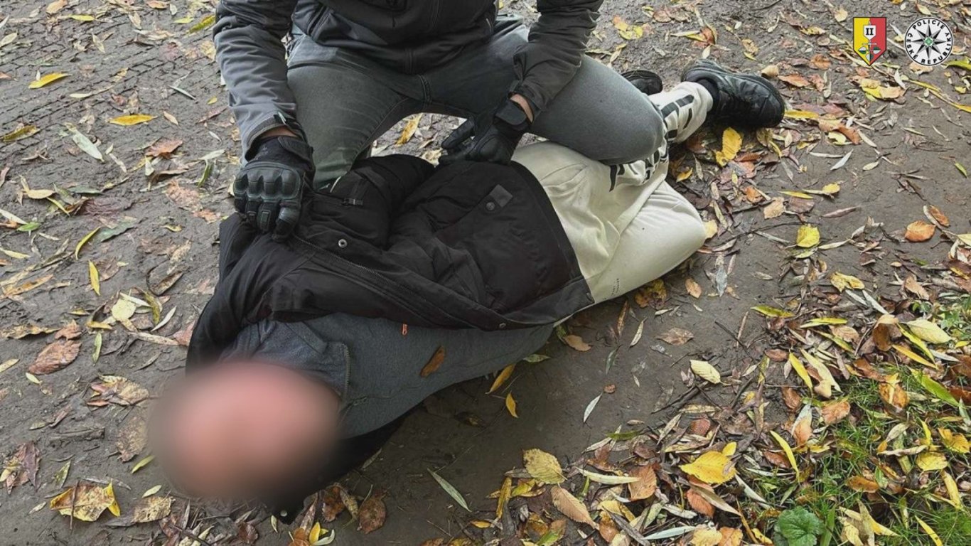 Muž v Praze ohrožoval ženu zbraní a chtěl ji znásilnit. Když to nevyšlo, okradl ji