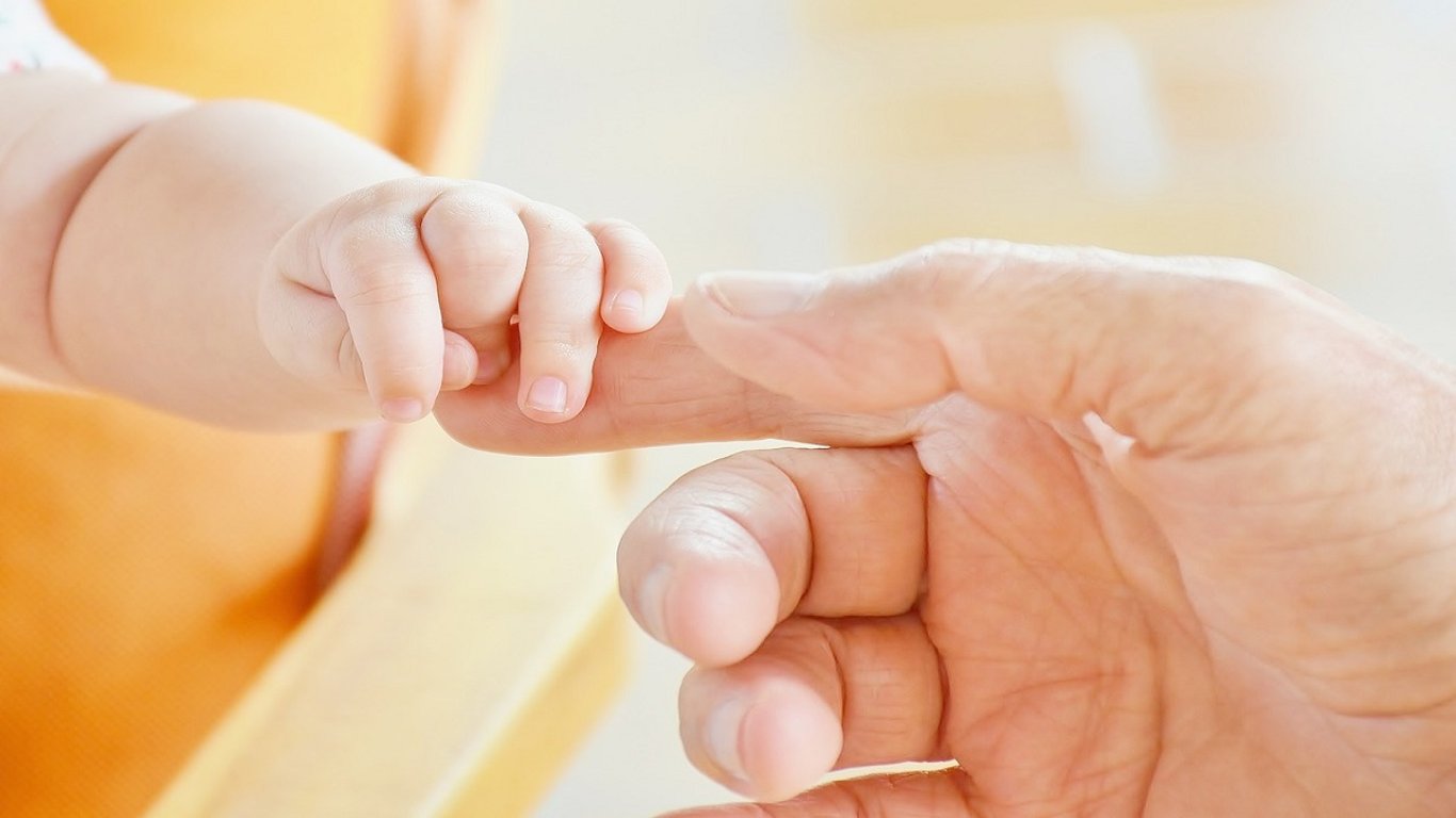 Adoptovala čtyřdenní miminko s čistým srdcem. Pak zjistila, že ji spojuje s minulostí, kterou chtěla navždy zapomenout