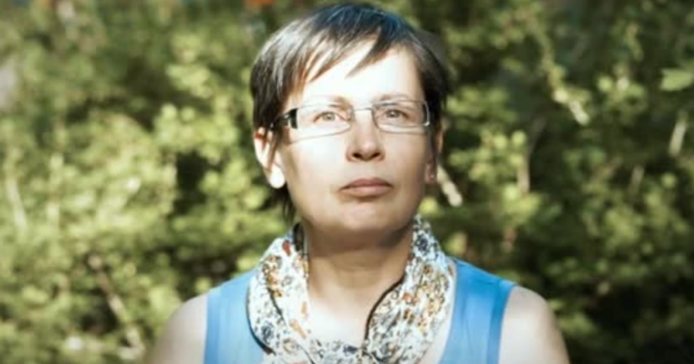 Olga (44) si není jistá, ale něco v ní křičí. Cítí ponížení a podezírá manžela z něčeho, co nedokáže říct nahlas