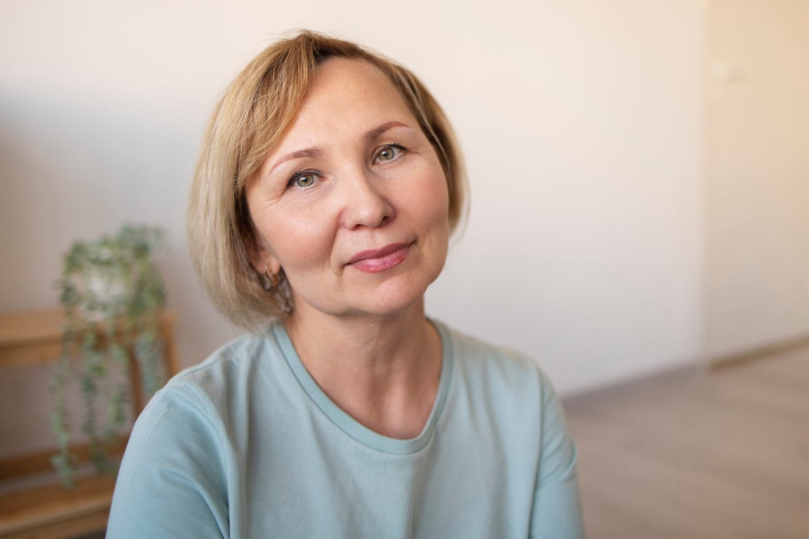 Máte krátké vlasy a kulatý obličej? Máme pro vás tipy na nejlepší účesy roku 2025: Mikádo, Pixie nebo Long bob