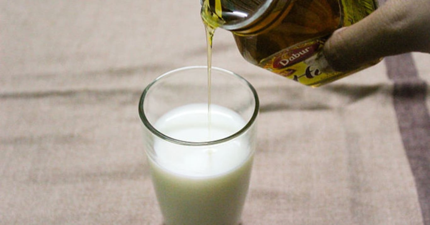 Kdo zná sílu mléka s medem, už se k práškům na spaní nevrátí. Funguje to rychleji, než čekáte