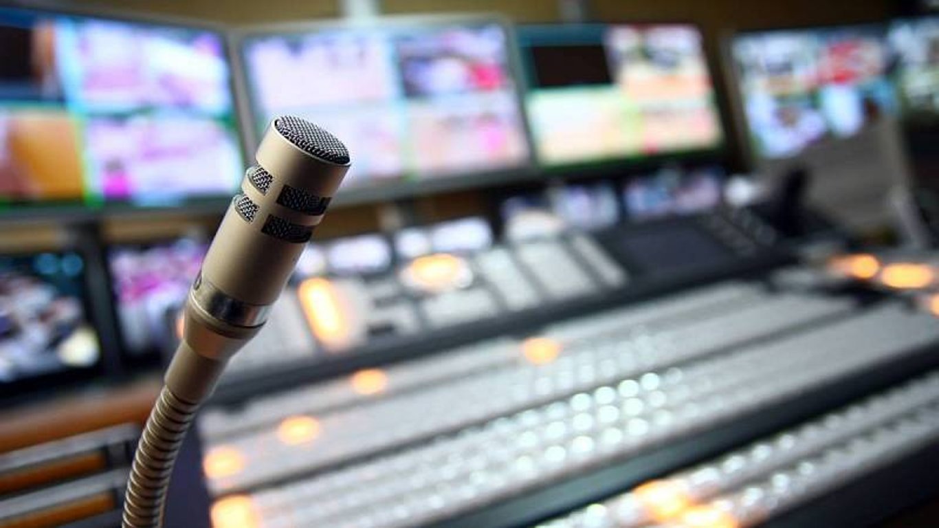 Platí se za zařízení technicky způsobilého k individuálně volitelné reprodukci vysílání.