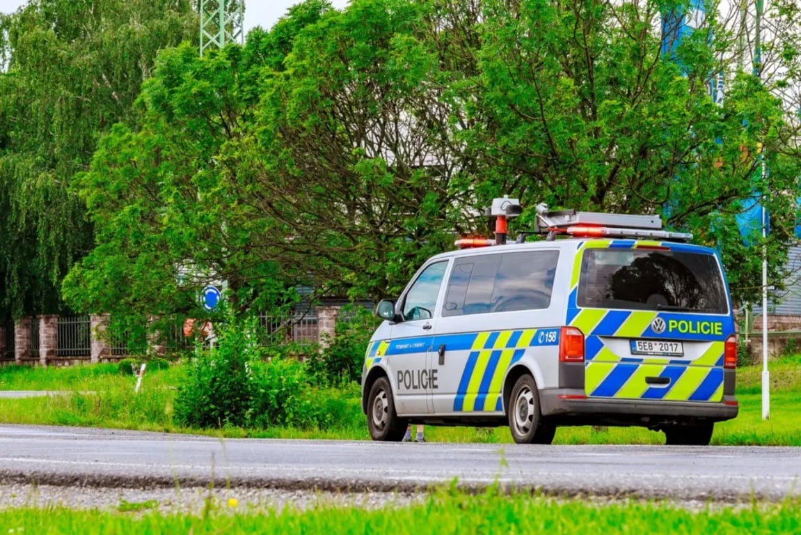 Policejní dodávka stojí u krajnice