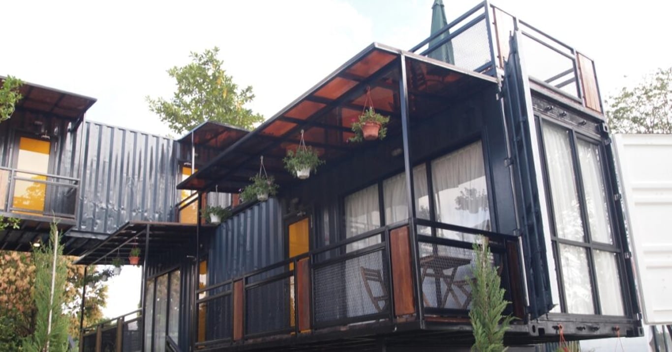 Staré kontejnery proměnil na luxusní domov, který mu každý závidí. Přestavba stála doslova pár korun