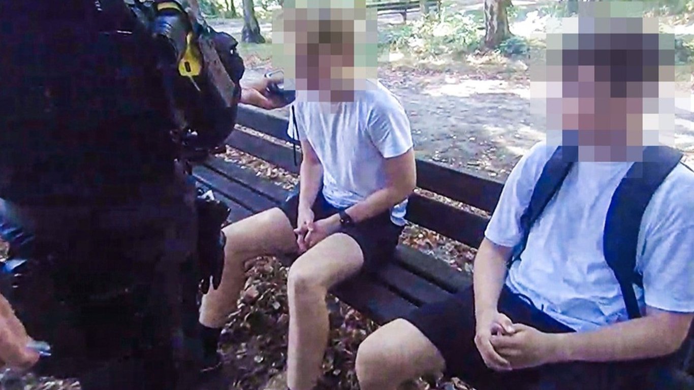 Teenageři to na hřišti přehnali s vínem, před strážníky drmolili výmluvy o jídle