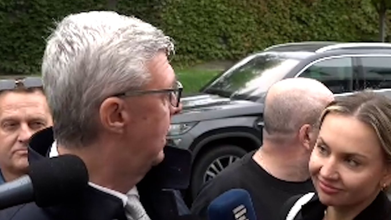 "Jsem gay, jsem teplej!" Vtipálci narušili Havlíčkův brífink hlasitou hudbou
