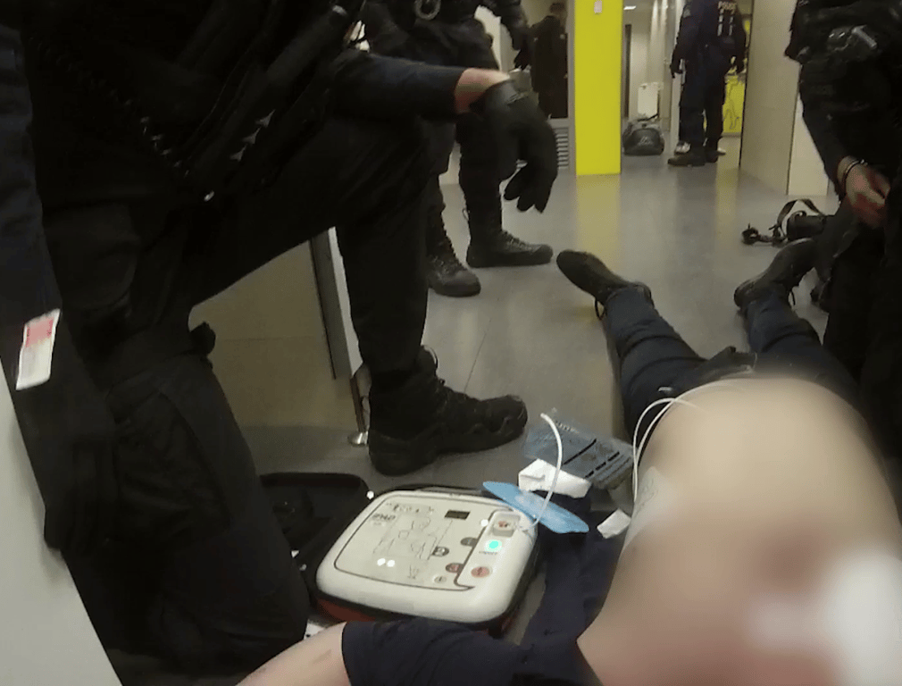 VIDEO: Narkoman zkolaboval na záchodech na Andělu, jeho kamarád od něj utekl