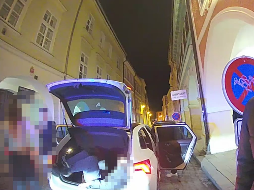 Sedm lidí v malém autě. Do kufru šel ten, co prohrál kámen nůžky, papír