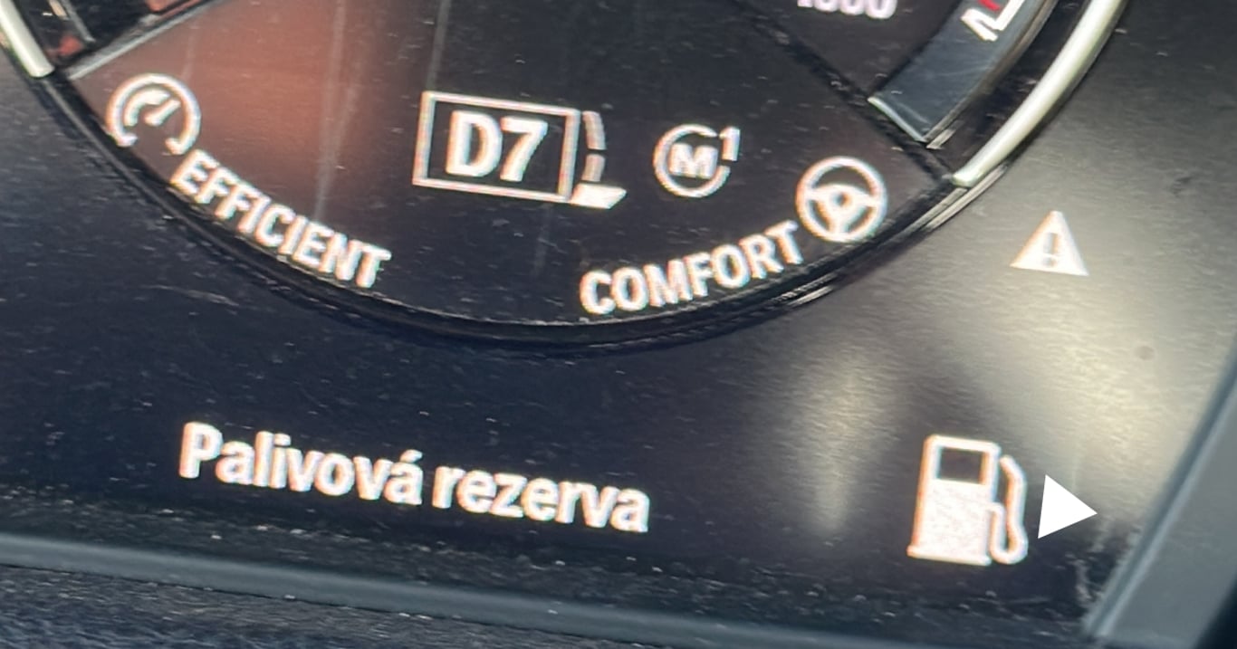 Tankovat až při rozsvícení kontrolky rezerva se nevyplácí. Poškozujete auto