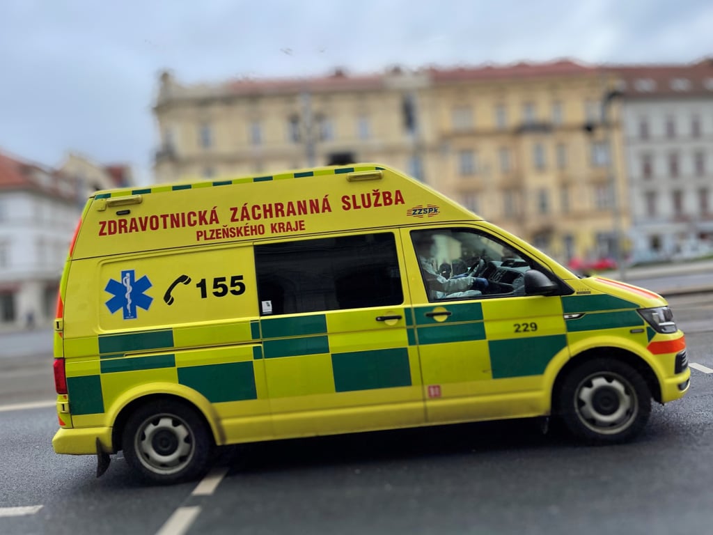 Seniorku surově napadl na zastávce MHD neznámý útočník. Žena utrpěla zranění