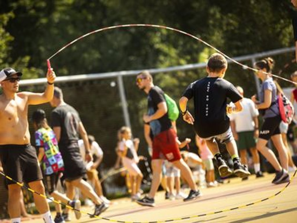Brutální nátřesk na capoeiru i fronta na Krpálka. V Pardubicích děti zastrkují mobily