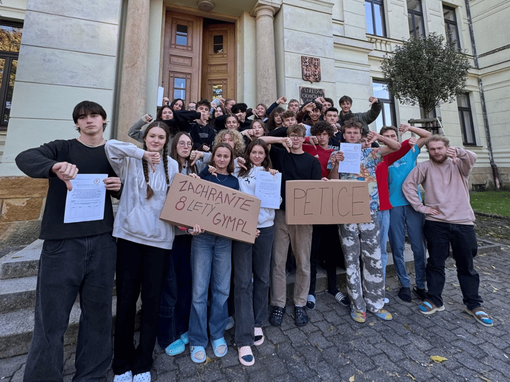 Studenti gymplu v Hořicích bojují proti zrušení osmiletého oboru. Na stole je i petice