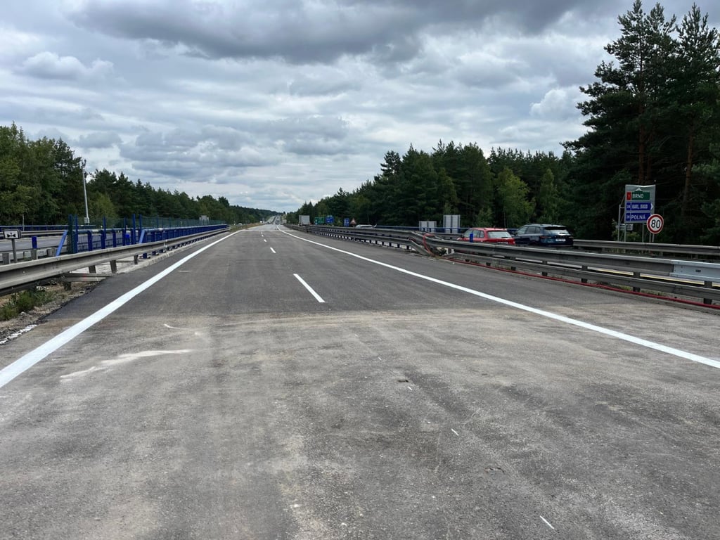 Omezení na D1 směr Brno u Jihlavy v pondělí skončí, dělníci se přesunou pod most. Foto: Se svolením ŘSD