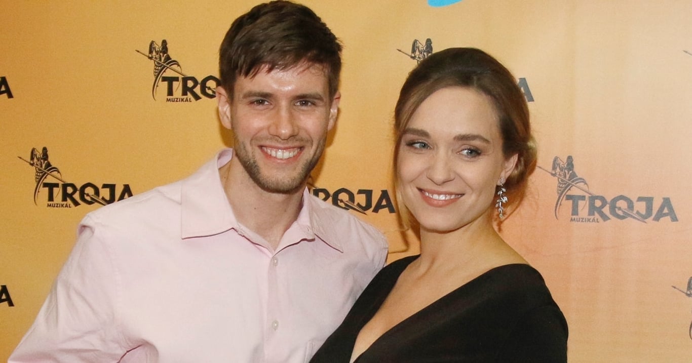 Sympaťák z Ulice má vedle sebe půvabnou blondýnku. Ondřej Havel, hrdý táta dvojčat, s oblibou ukazuje realitu rodičovství