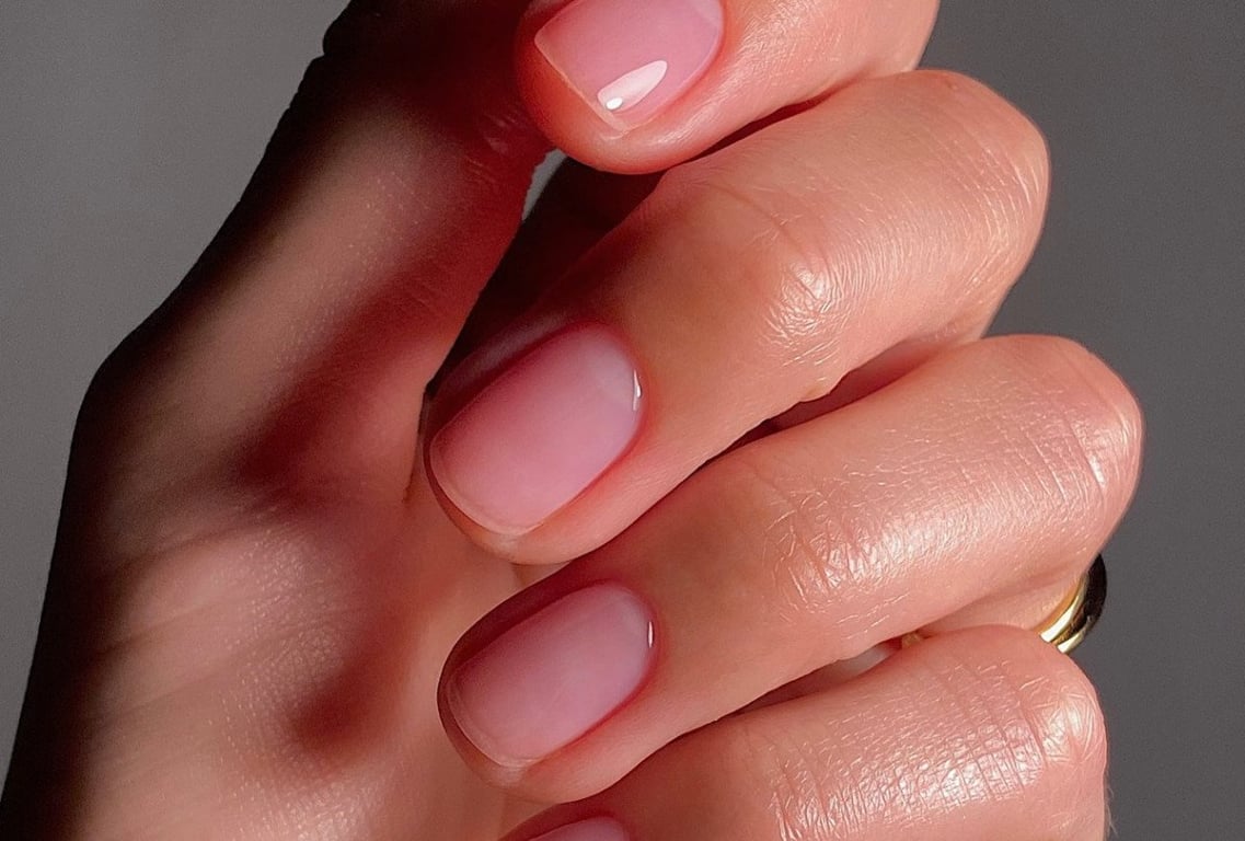 ROSEHIP OIL NAILS: Nejvíc trendy podzimní manikúra je víc než jen barva. Zdravý lesk pro "clean girl" estetiku