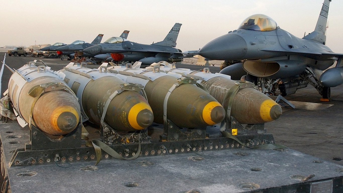 Analýza: jako první na světě používá Ukrajina „tisícilibrovky“, jimiž bombarduje Rusko. To má ovšem více jak 3krát silnější odpověď